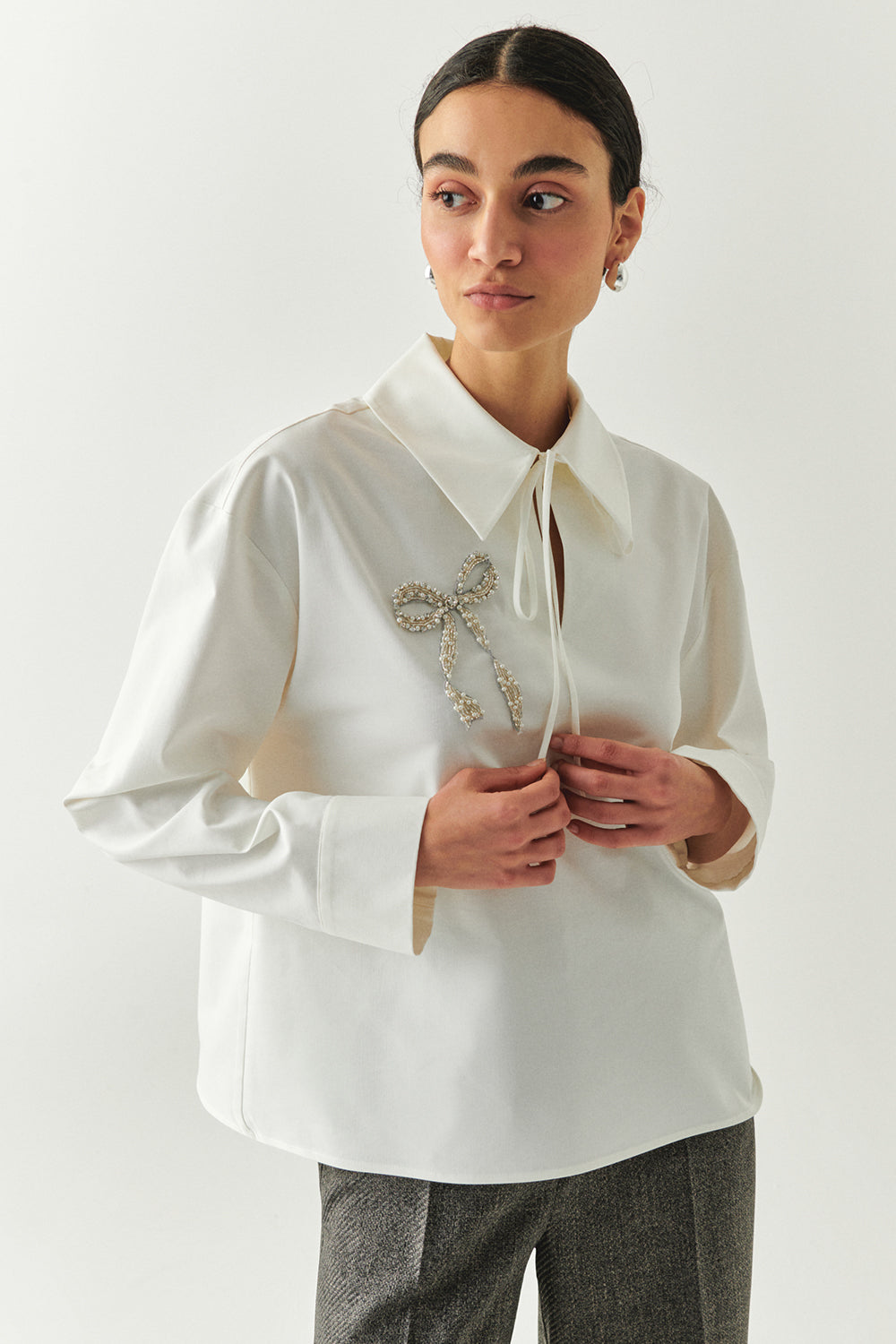 Exquise-Uzun Kollu Fiyonk İşlemeli Gömlek Yaka Oversize Kemik Bluz-BLUZ-2-Milagron.com