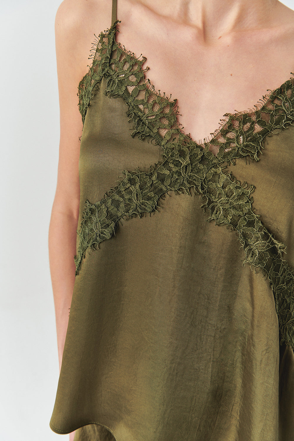 Exquise-V Yaka Askılı Dantel Detaylı Saten Regular Haki Bluz-BLUZ-4-Milagron.com