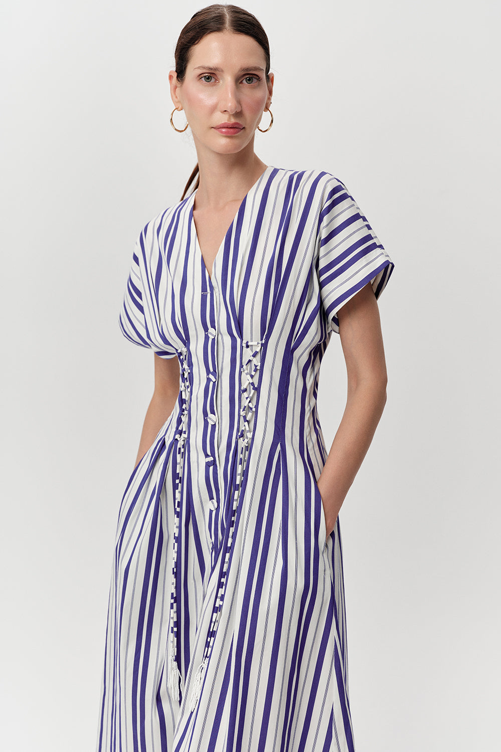 V Yaka Bele Oturan Cepli Regular Midi Saks Kemik Elbise