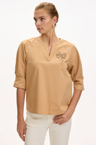 V Yaka İşlemeli Kısa Kollu Regular Camel Bluz