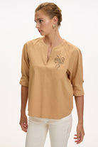 V Yaka İşlemeli Kısa Kollu Regular Camel Bluz