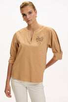V Yaka İşlemeli Kısa Kollu Regular Camel Bluz