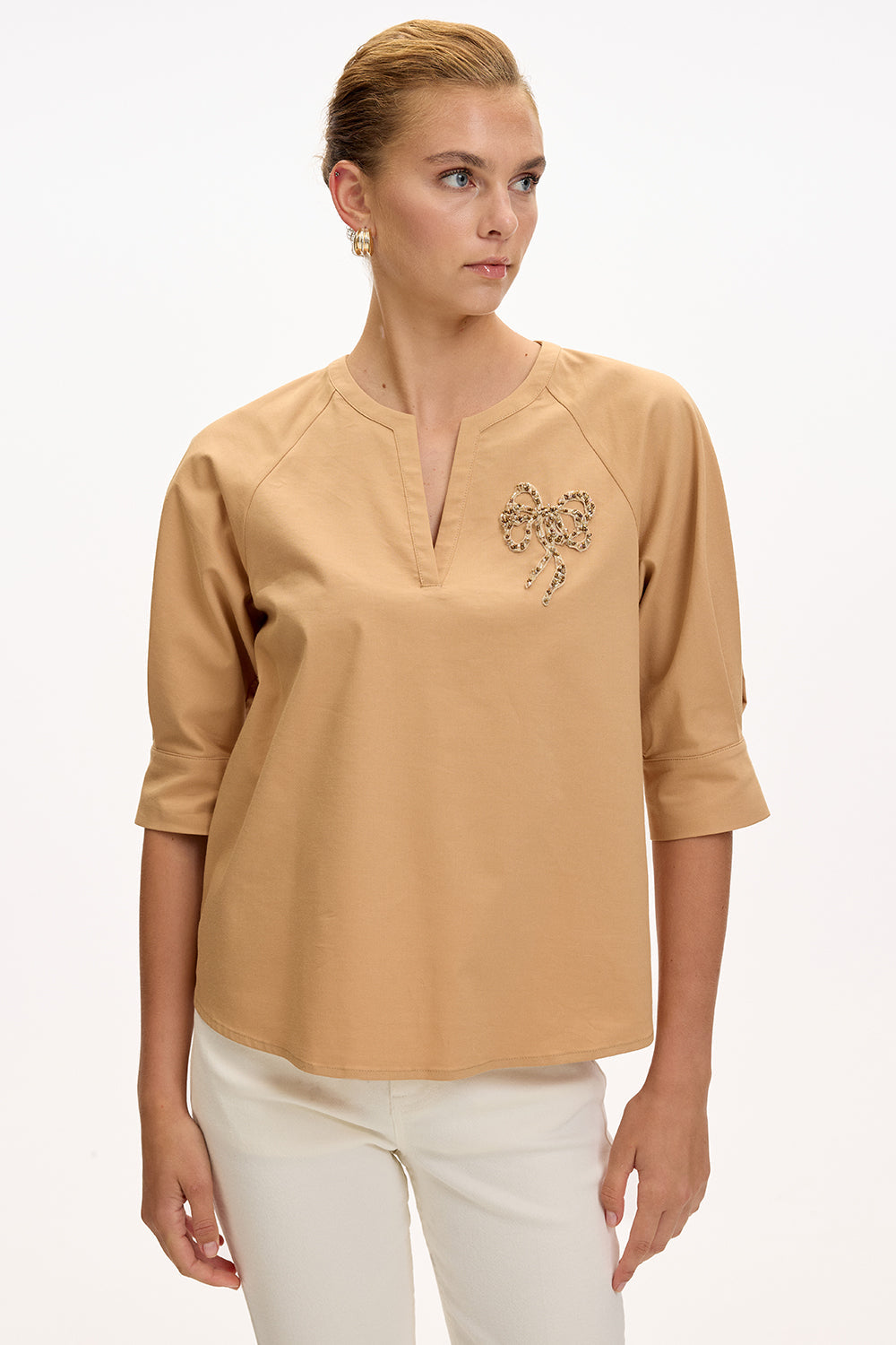 V Yaka İşlemeli Kısa Kollu Regular Camel Bluz