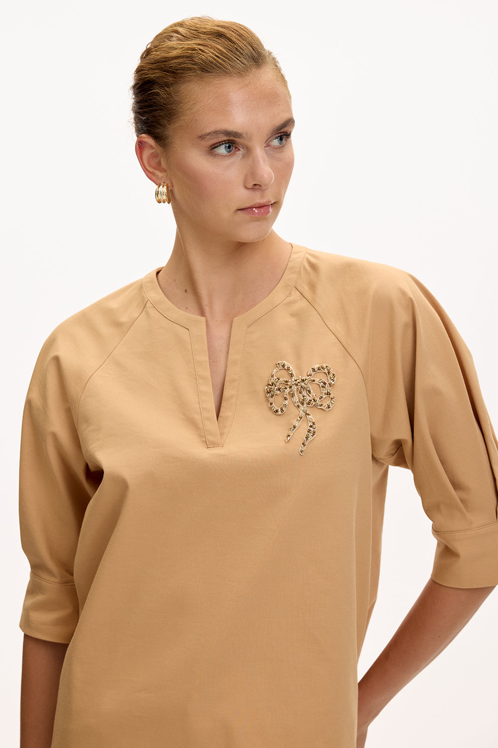 V Yaka İşlemeli Kısa Kollu Regular Camel Bluz