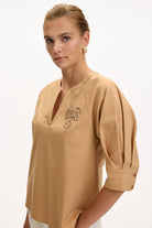 V Yaka İşlemeli Kısa Kollu Regular Camel Bluz