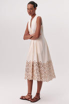 V Yaka Kemerli Cepli Regular Midi Krem Elbise