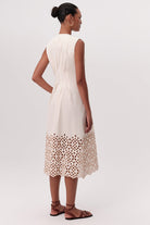 V Yaka Kemerli Cepli Regular Midi Krem Elbise