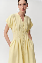 V Yaka Kısa Kollu Düğmeli Regular Midi Sarı Elbise