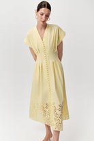 V Yaka Kısa Kollu Düğmeli Regular Midi Sarı Elbise