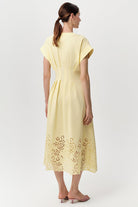 V Yaka Kısa Kollu Düğmeli Regular Midi Sarı Elbise