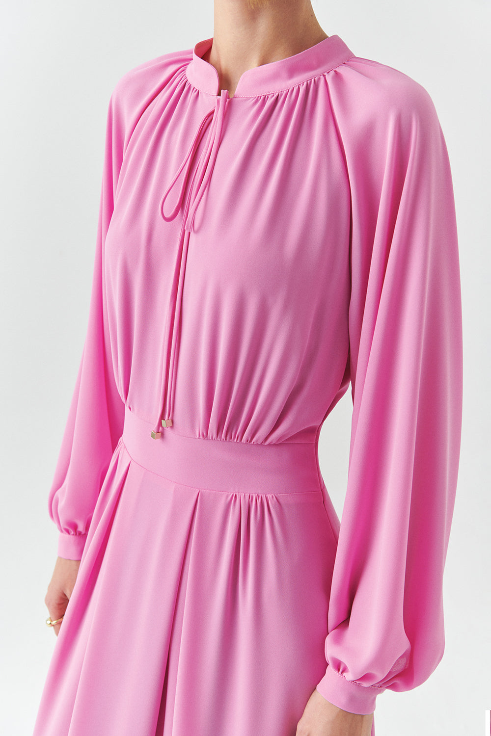 Exquise-Yakası Bağcıklı Bele Oturan Astarlı Regular Leylak Midi Elbise-ELBİSE-4-Milagron.com