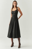 Exquise-Yakası Dantelli Kuplu Taşlı Tokalı Kemerli Regular Midi Gri Elbise-ELBİSE-1-Milagron.com