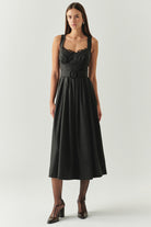 Exquise-Yakası Dantelli Kuplu Taşlı Tokalı Kemerli Regular Midi Gri Elbise-ELBİSE-2-Milagron.com