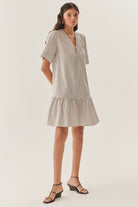 Exquise-Yakası Toka Detaylı Pileli Rahat Kesim Çizgili Pamuklu Elbise-Elbise-2-Milagron.com