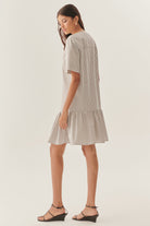 Exquise-Yakası Toka Detaylı Pileli Rahat Kesim Çizgili Pamuklu Elbise-Elbise-4-Milagron.com