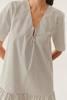 Exquise-Yakası Toka Detaylı Pileli Rahat Kesim Çizgili Pamuklu Elbise-Elbise-5-Milagron.com