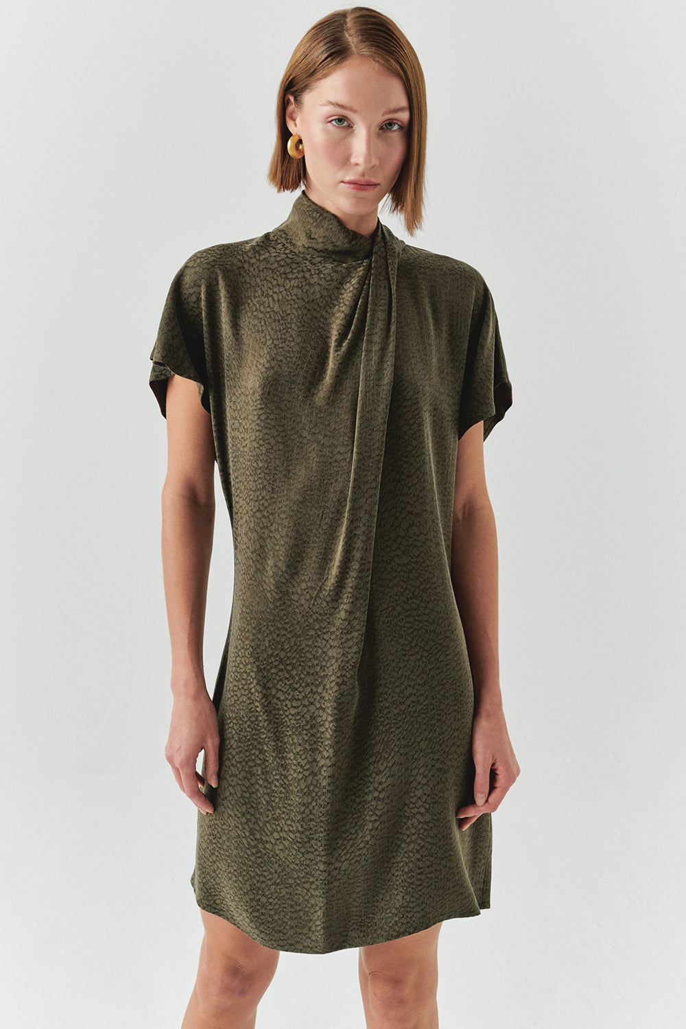 Exquise-Yüksek Yaka Düşük Omuzlu Jakarlı Leopar Regular Mini Elbise-ELBİSE-2-Milagron.com