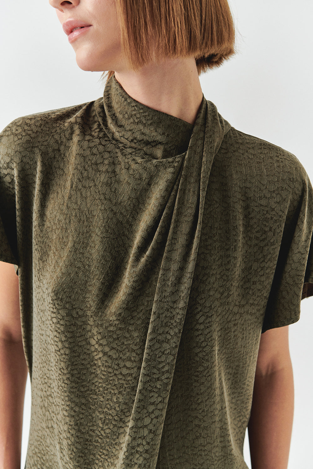 Exquise-Yüksek Yaka Düşük Omuzlu Jakarlı Leopar Regular Mini Elbise-ELBİSE-4-Milagron.com