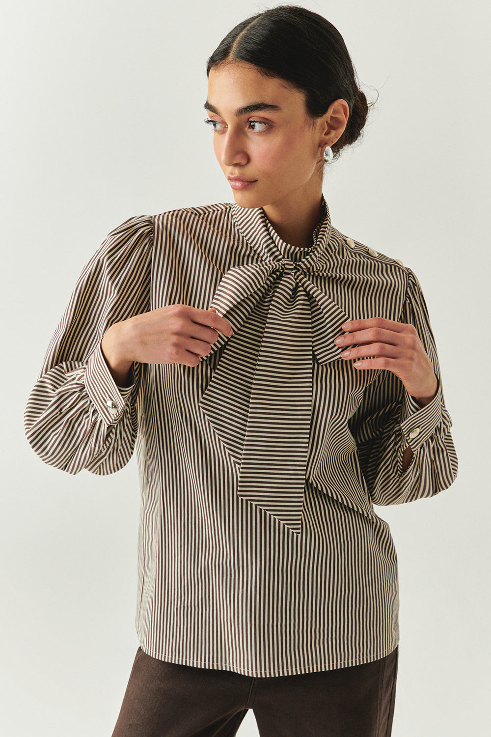 Exquise-çizgili Omuzu Düğme Detaylı Fularlı Uzun Kollu Kahve Bluz-BLUZ-1-Milagron.com