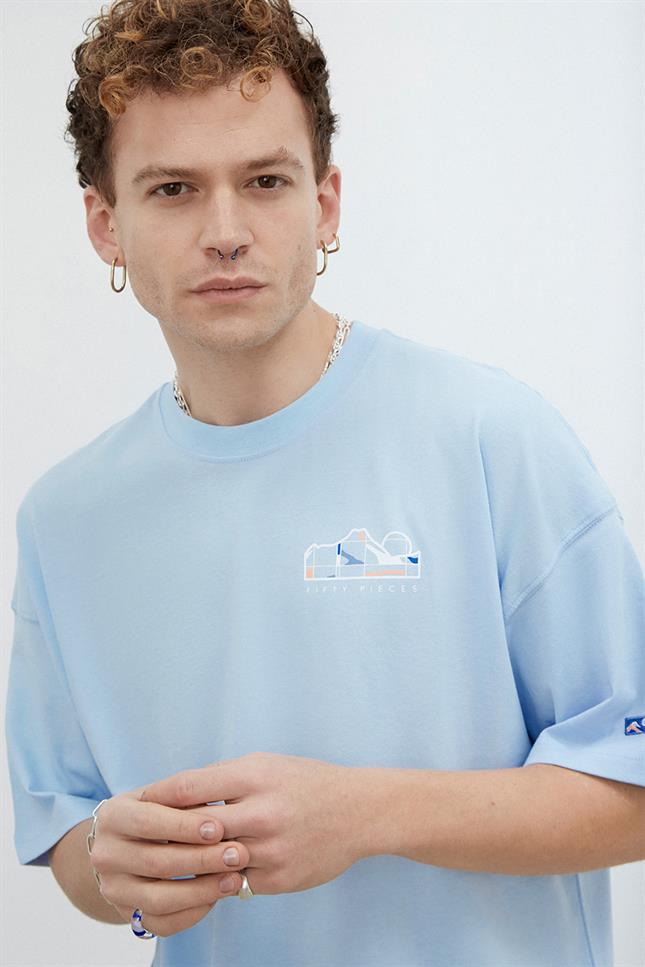Erkek Mavi Sırt Baskılı Düşük Omuzlu T-Shirt