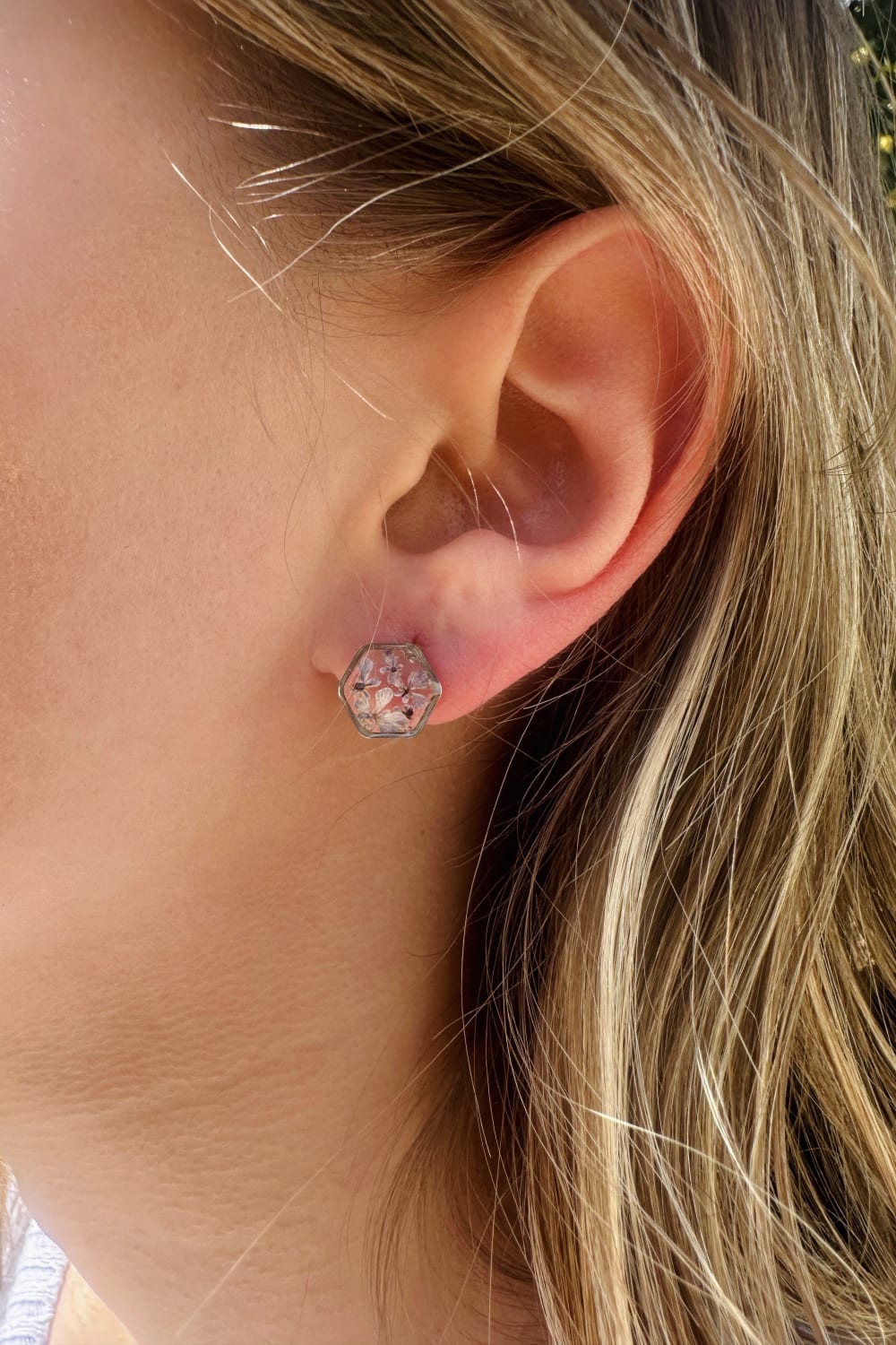 Fiorel Design-Teeny Weeny Hexagon Rhodium - Lilac-Küpe-2-Milagron.com