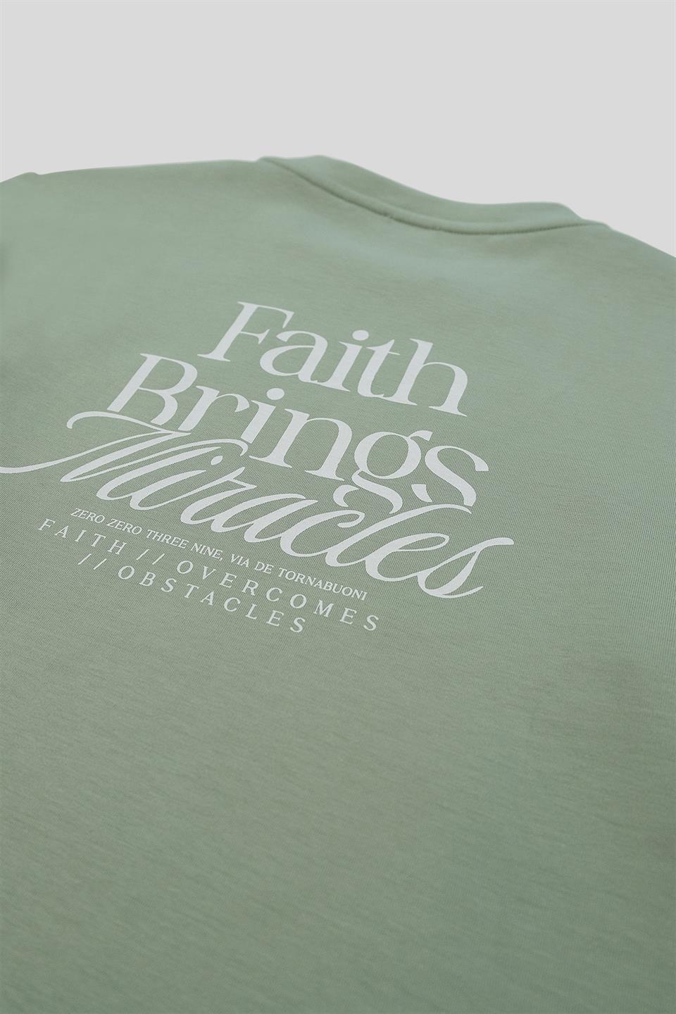 Arka Baskı Detaylı Kadın Crop T-Shirt
