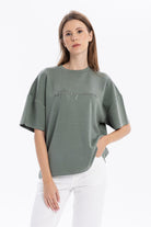 Bisiklet Yaka Oversize Emboss Baskılı Kadın T-Shirt