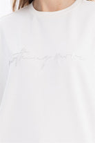 Bisiklet Yaka Oversize Emboss Baskılı Kadın T-Shirt