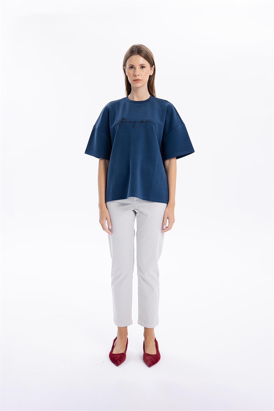 Bisiklet Yaka Oversize Emboss Baskılı Kadın T-Shirt