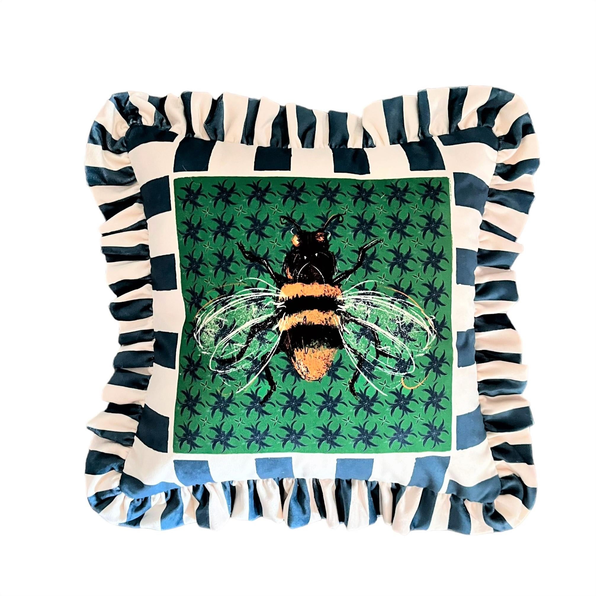 Arı Desenli Yeşil Kadife Kırlent Kılıfı - Hope Serisi Özel Tasarım Fırfırlı