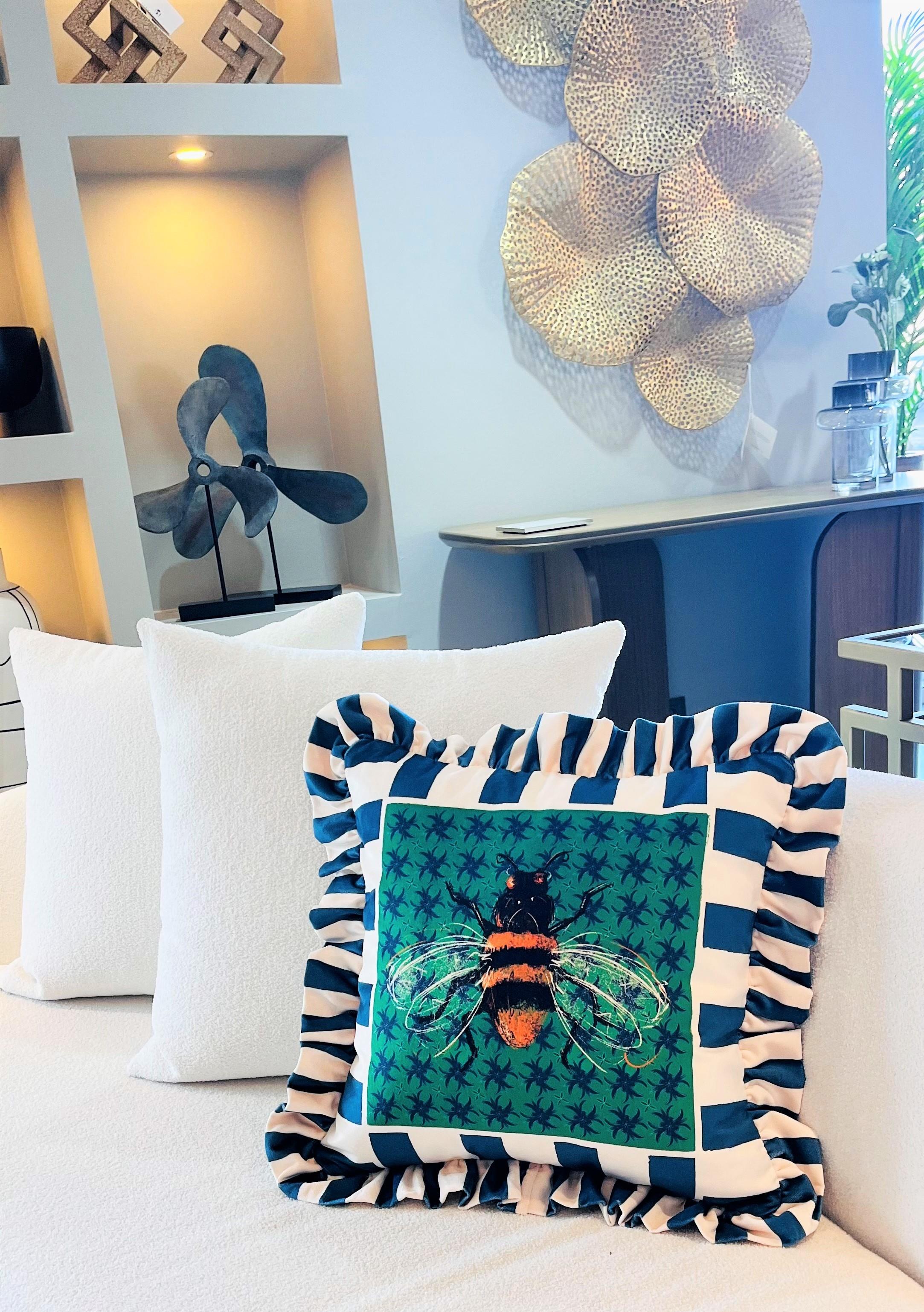 Arı Desenli Yeşil Kadife Kırlent Kılıfı - Hope Serisi Özel Tasarım Fırfırlı