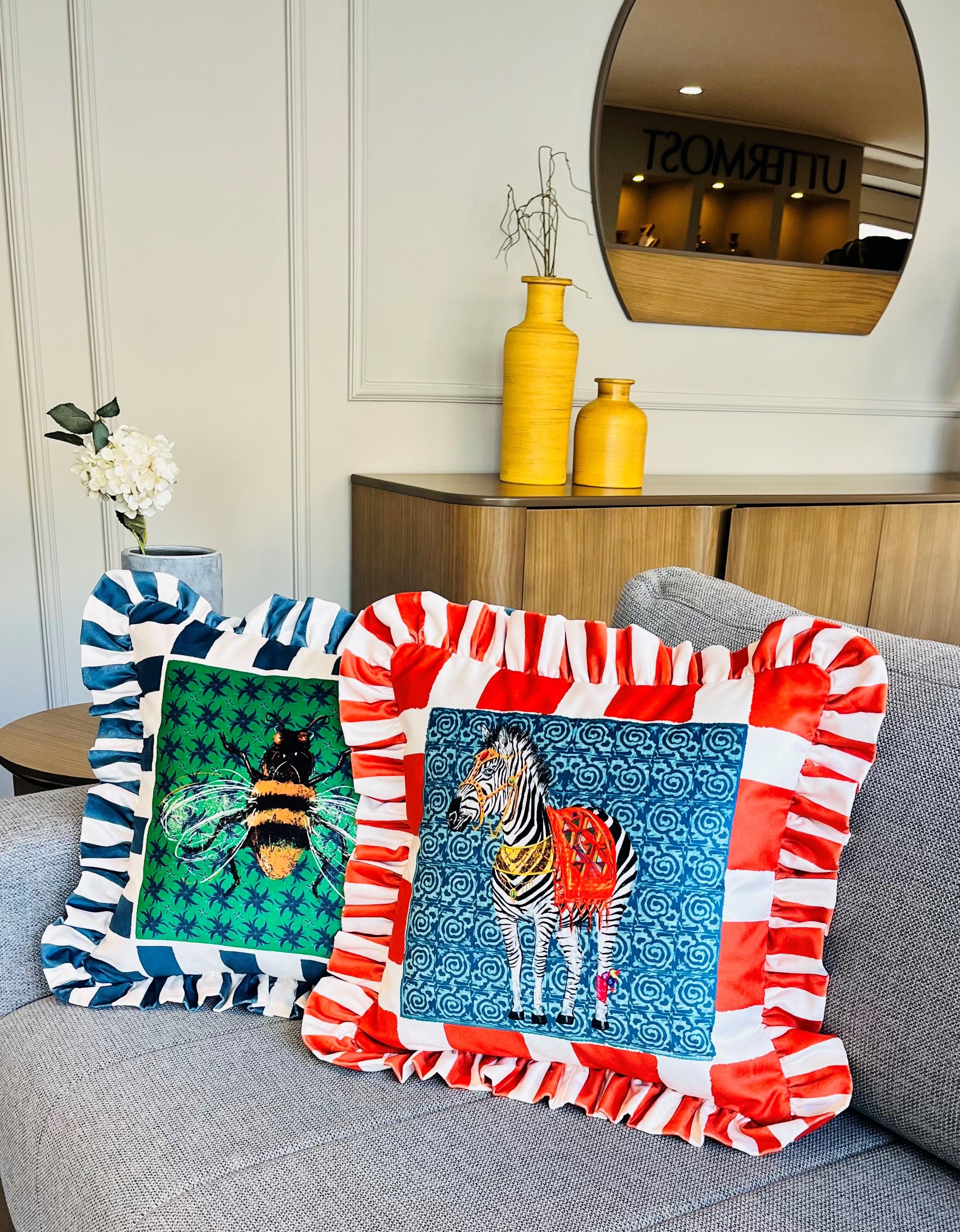 Arı Desenli Yeşil Kadife Kırlent Kılıfı - Hope Serisi Özel Tasarım Fırfırlı