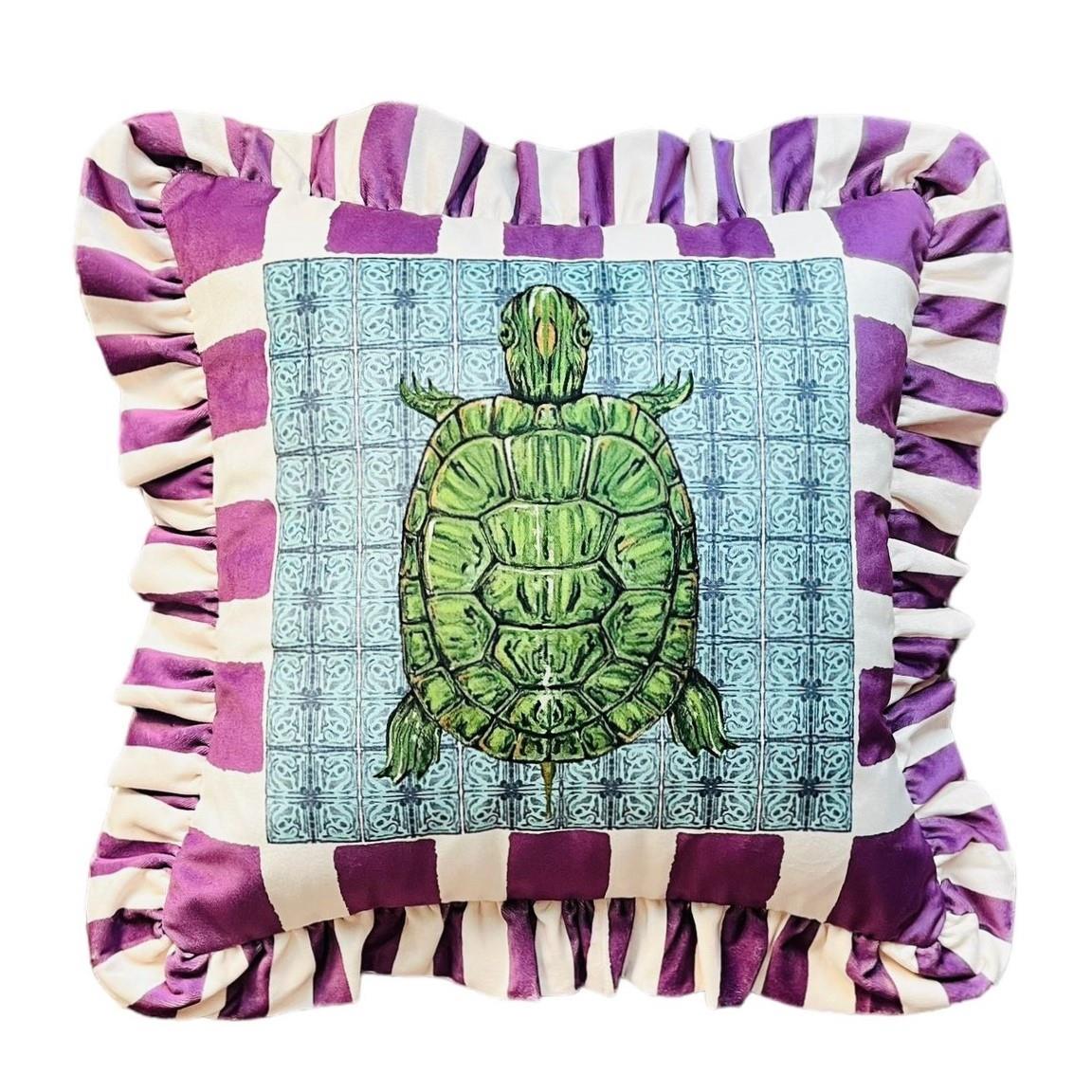 Caretta Caretta Desenli Mor Kadife Kırlent Kılıfı - Hope Serisi Özel Tasarım Fırfırlı
