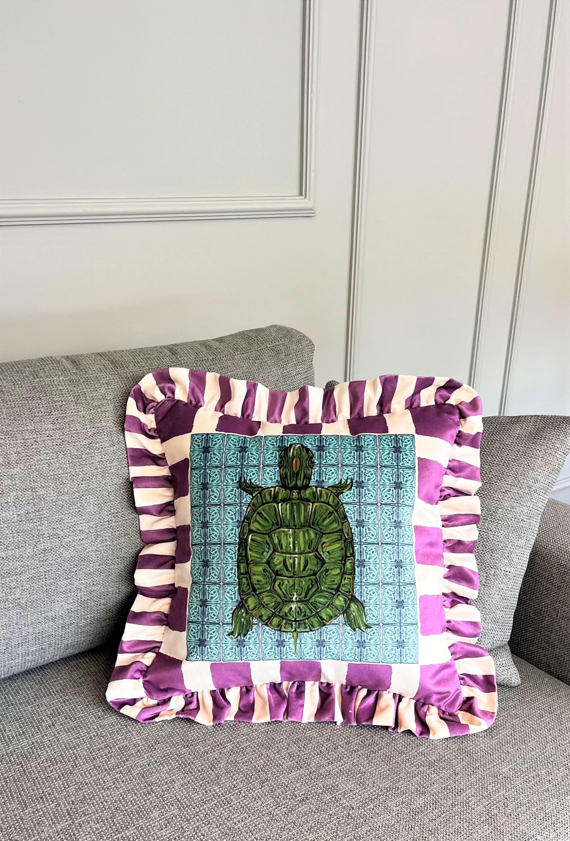 Caretta Caretta Desenli Mor Kadife Kırlent Kılıfı - Hope Serisi Özel Tasarım Fırfırlı