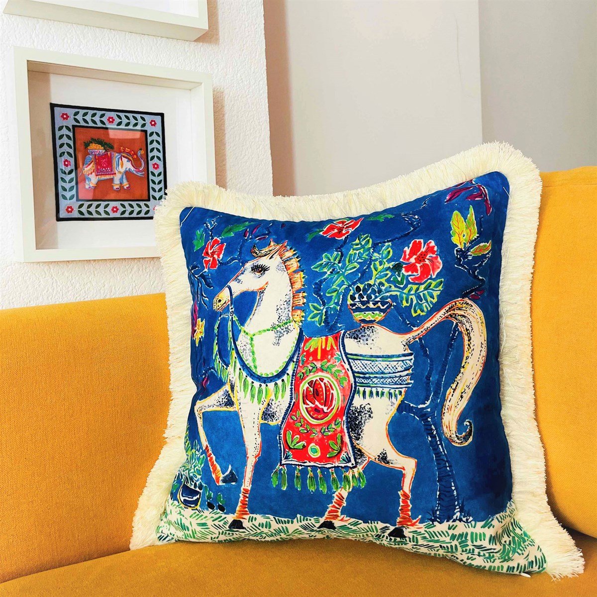 Dekoratif Beyaz At Desenli Kadife Kırlent Kılıfı ( 45 cm x 45 cm )