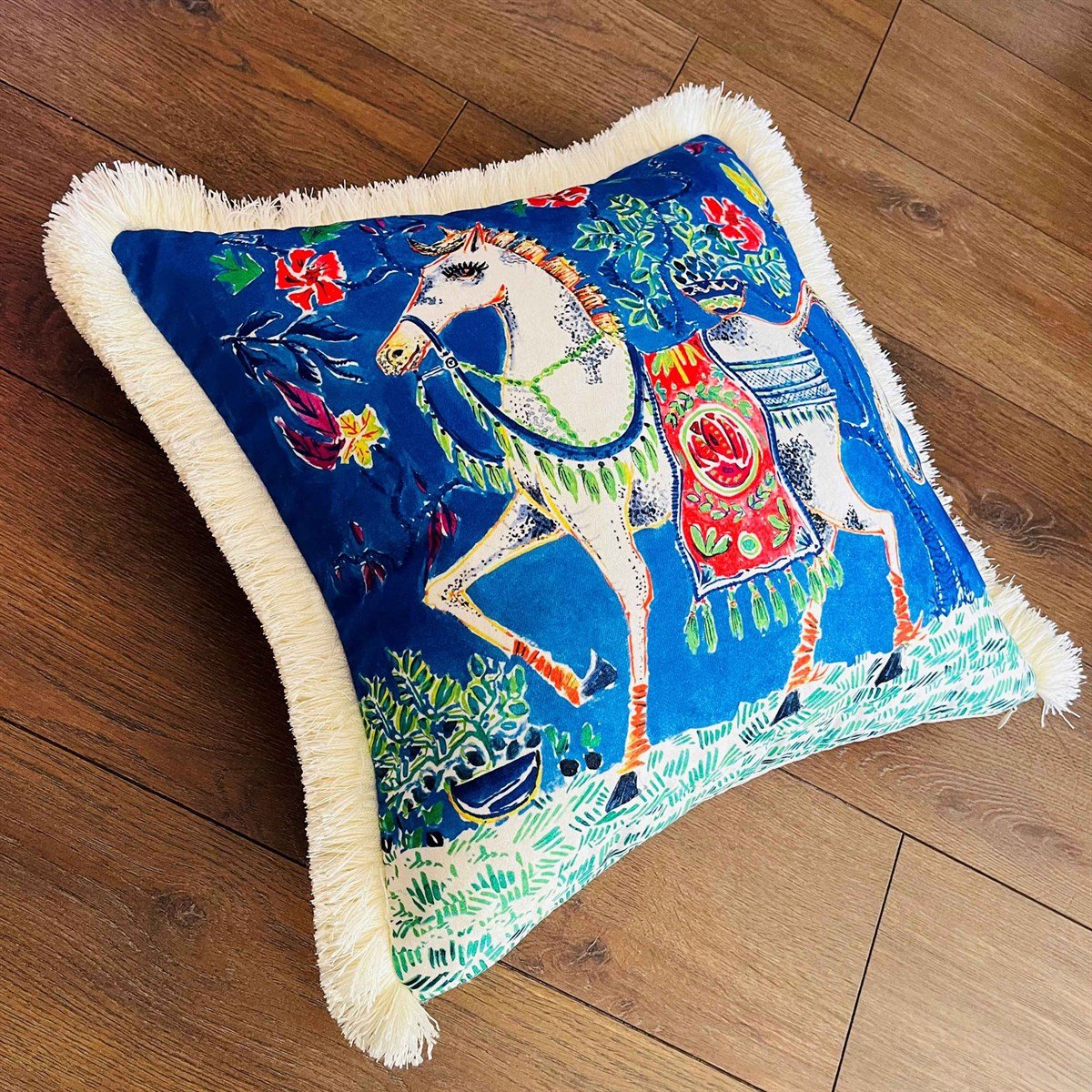 Dekoratif Beyaz At Desenli Kadife Kırlent Kılıfı ( 45 cm x 45 cm )