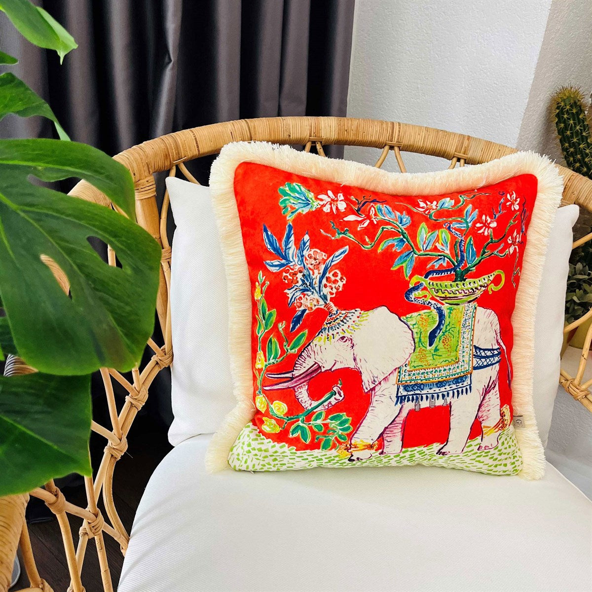 Dekoratif Fil Desenli Kadife Kırlent Kılıfı ( 45 cm x 45 cm )