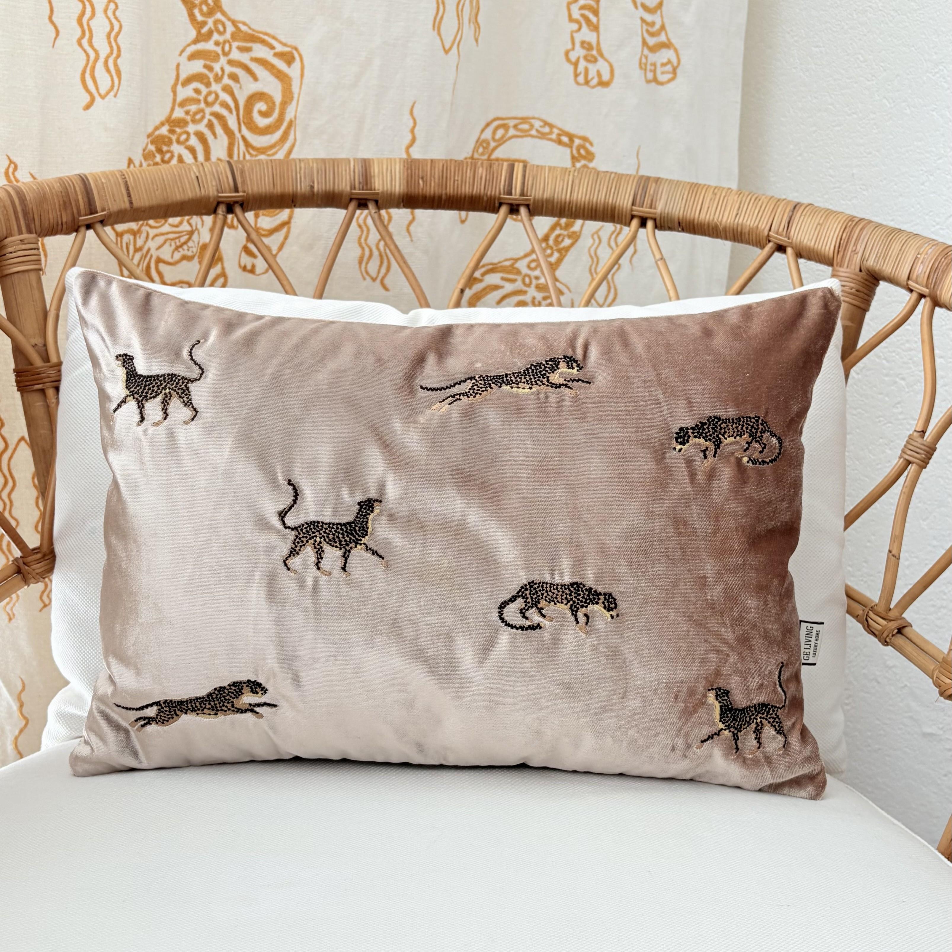 Dekoratif Leopar Desenli Bej Kadife Kırlent Kılıfı 35 x 50 cm