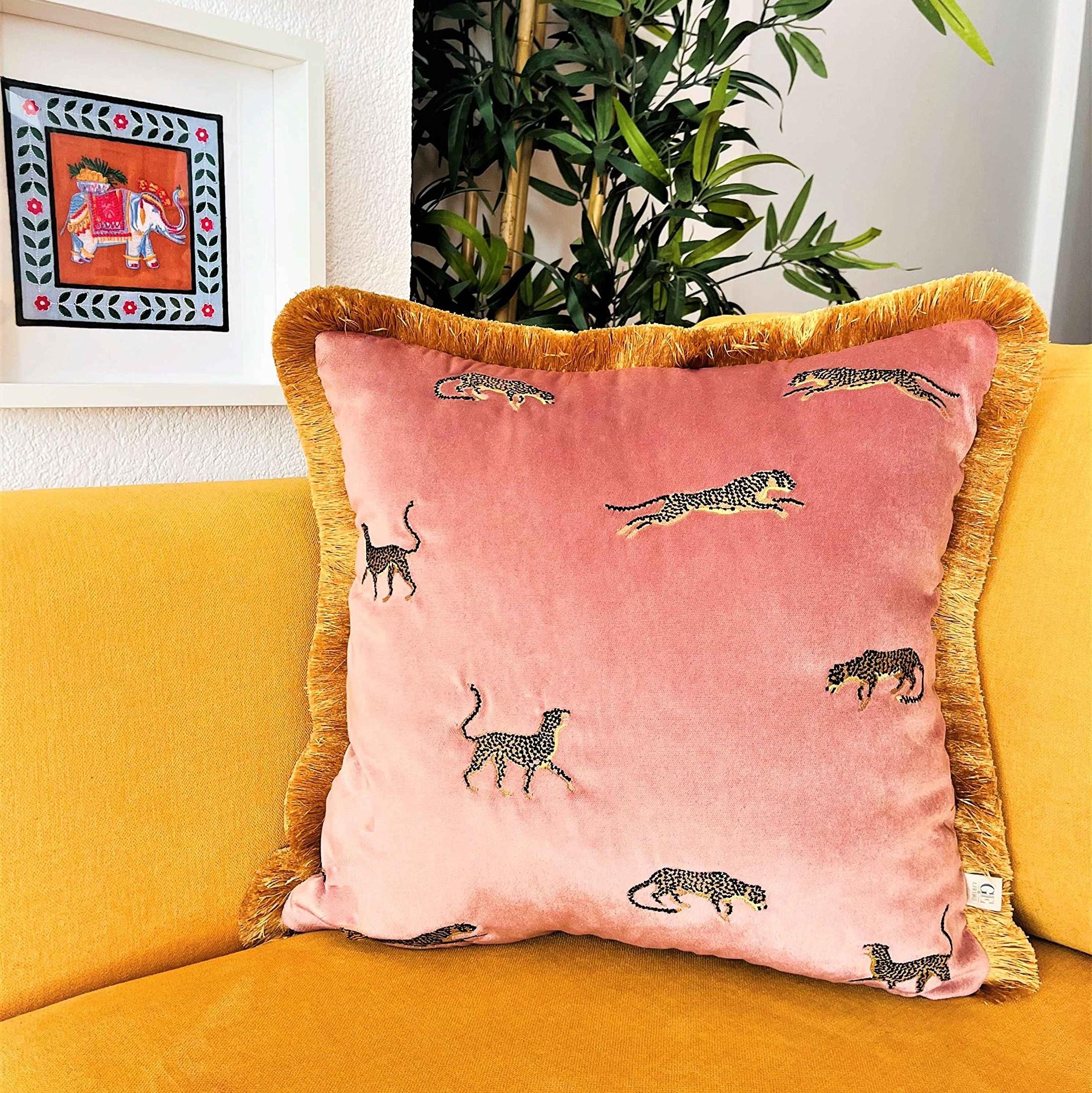 Dekoratif Leopar Desenli Pembe Kadife Kırlent Kılıfı 45 x 45 cm