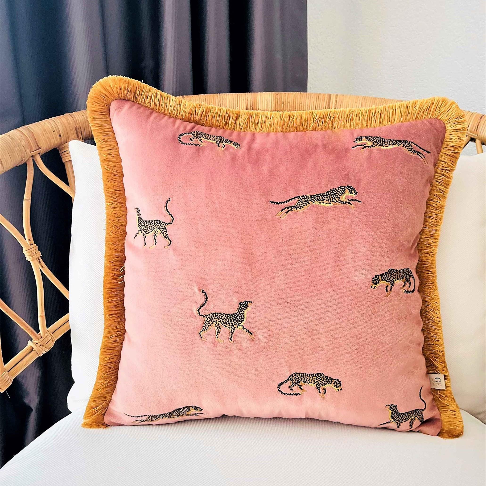 Dekoratif Leopar Desenli Pembe Kadife Kırlent Kılıfı 45 x 45 cm
