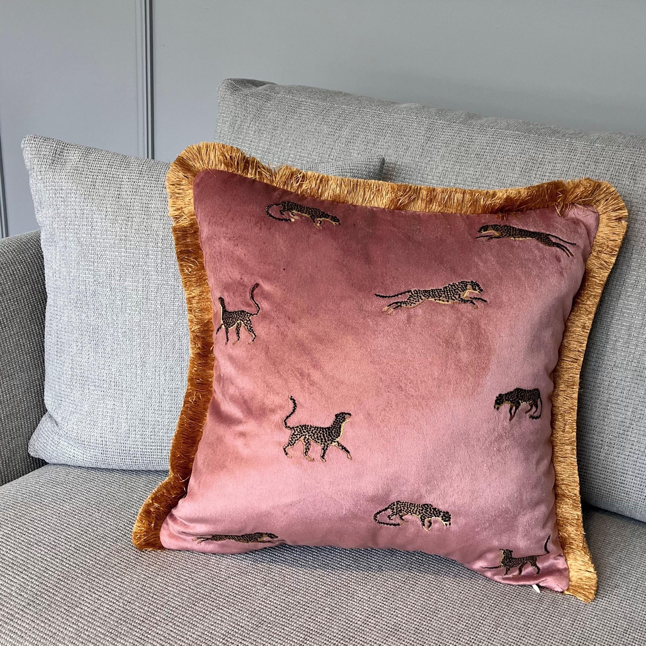Dekoratif Leopar Desenli Pembe Kadife Kırlent Kılıfı 45 x 45 cm