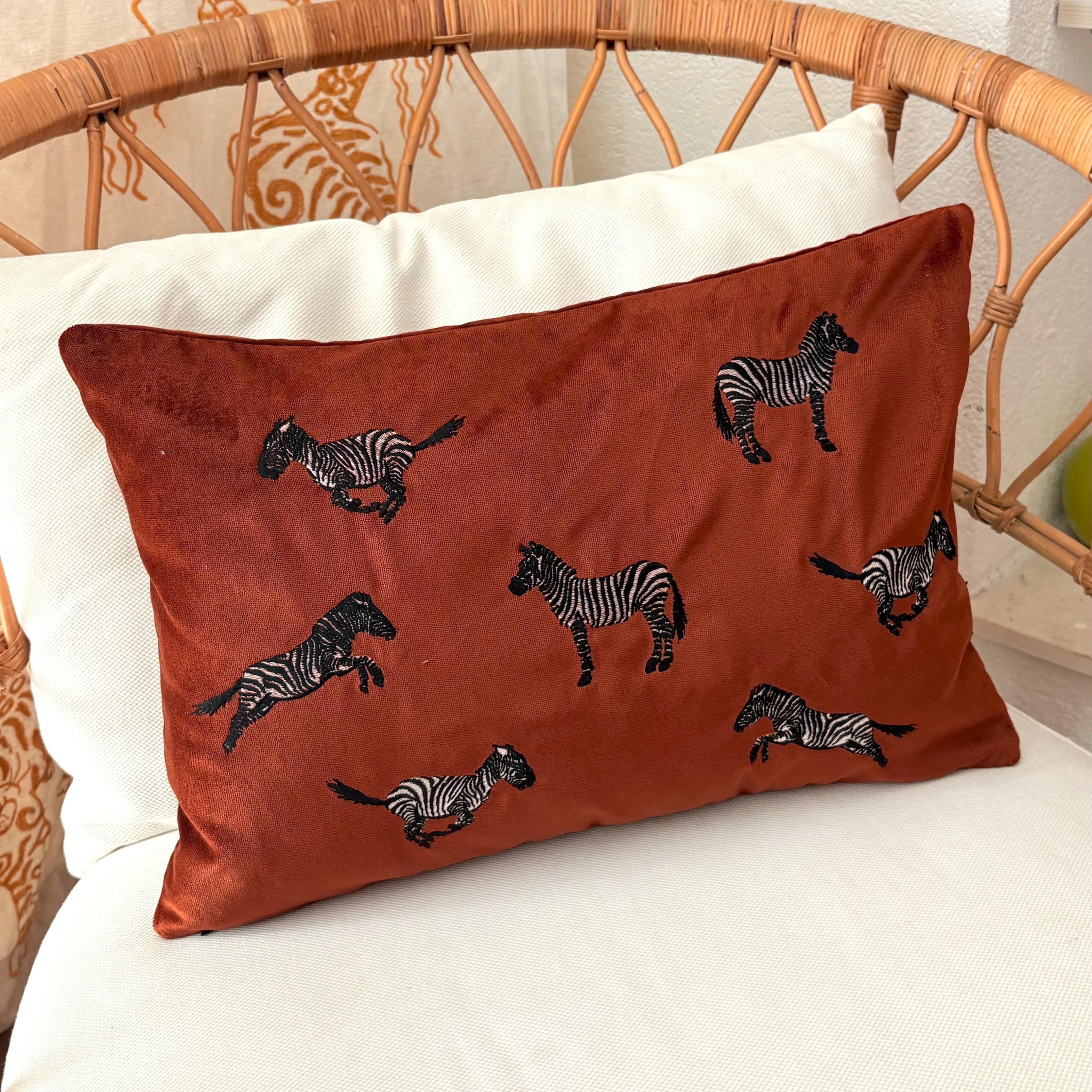 Dekoratif Zebra Desenli Kiremit Kadife Kırlent Kılıfı