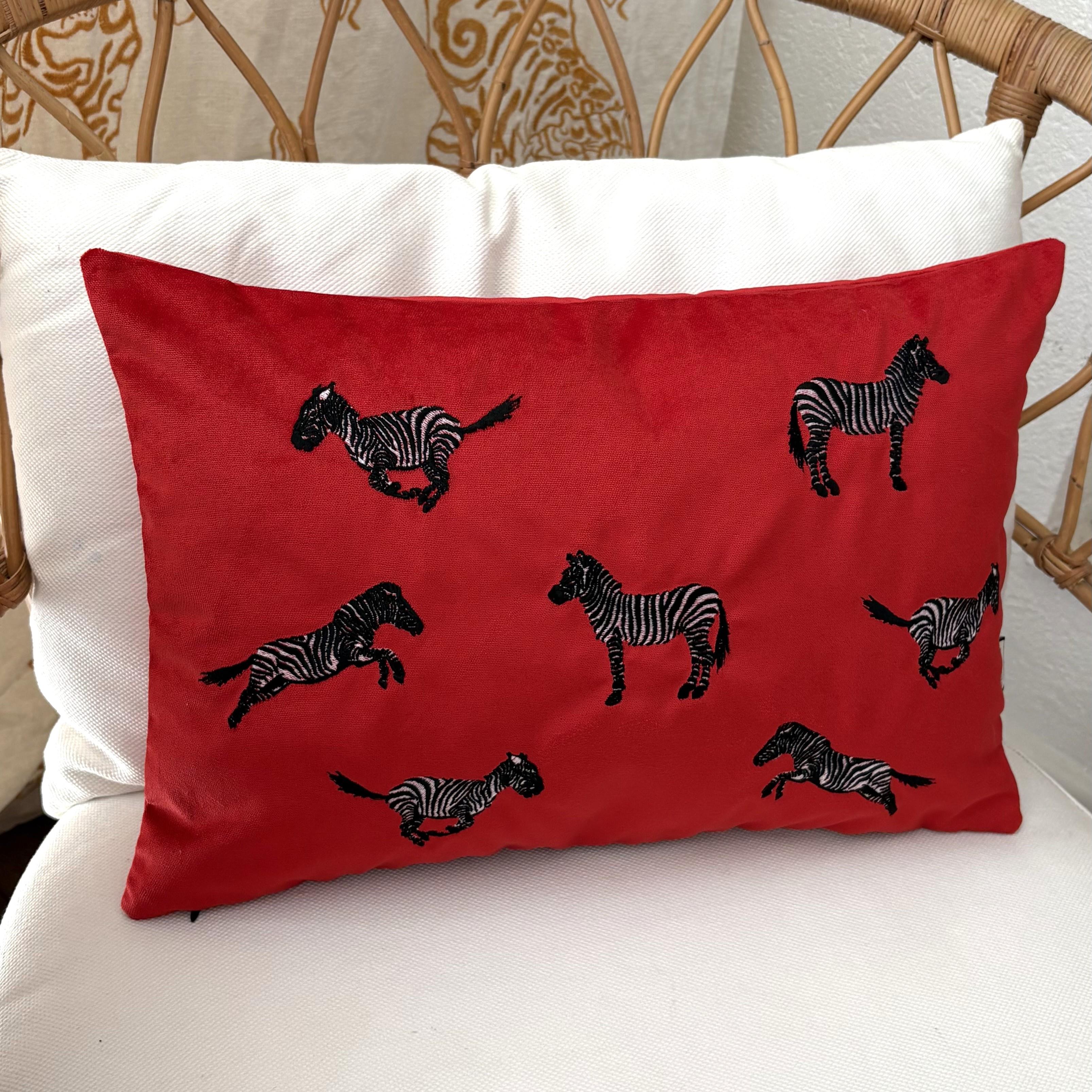 Dekoratif Zebra Desenli Kırmızı Kadife Kırlent Kılıfı