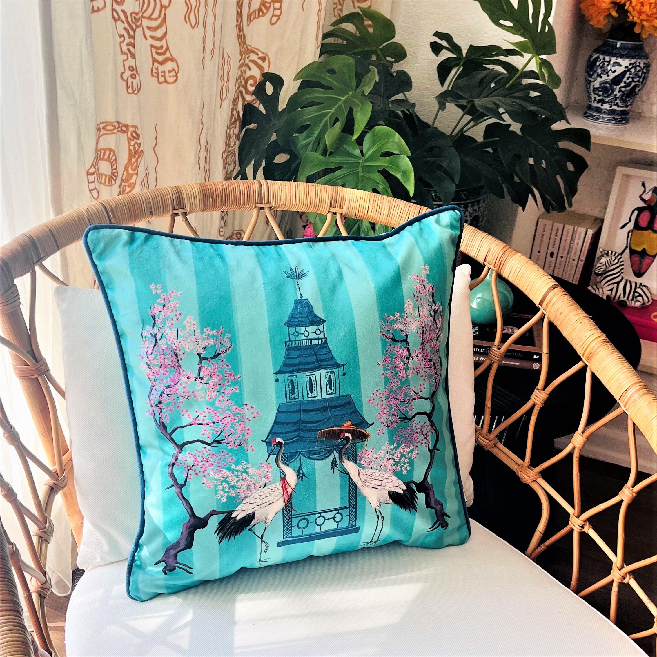 Turna Figürlü Mint Yeşil Çizgili Kadife Kırlent Kılıfı - Vaha Serisi