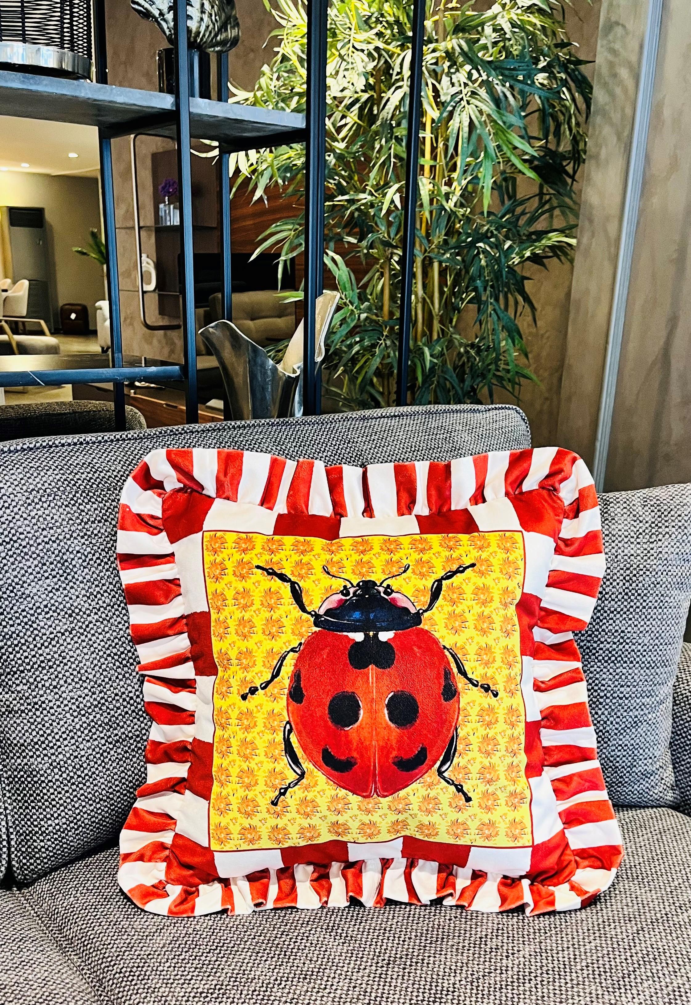 Uğur Böceği Desenli Kiremit Kadife Kırlent Kılıfı - Hope Serisi Özel Tasarım Fırfırlı