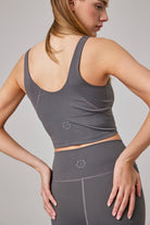 Glo Studio-Liz Glossy Crop Steel Gray | Kadın Spor Ve Fitness Crop Top-Crop Top-4-Milagron.com