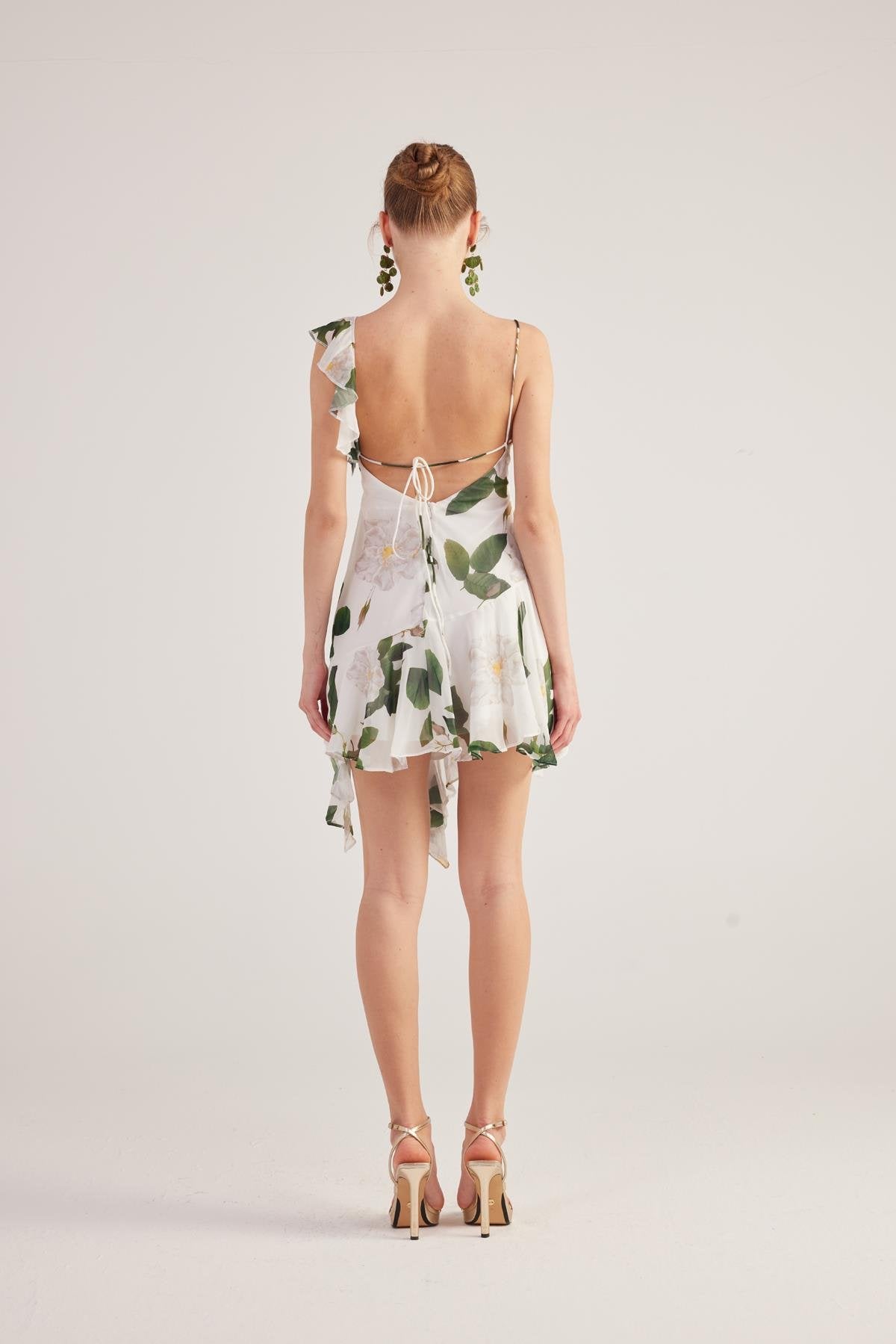 Asimetrik Kesim Sırt Dekolteli Çiçekli Gigi Elbise Beyaz