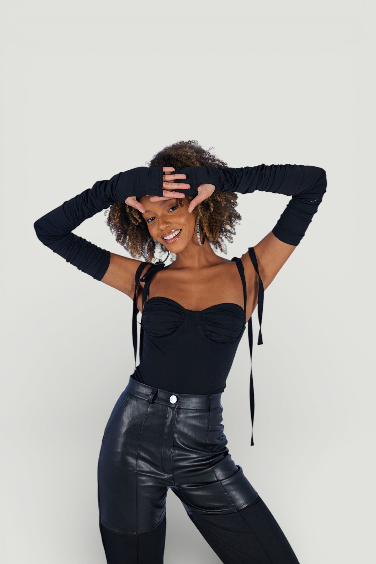 Holly Lolly-Fiyonk Bağlamalı Bodysuit – Si̇yah-Bluz-2-Milagron.com