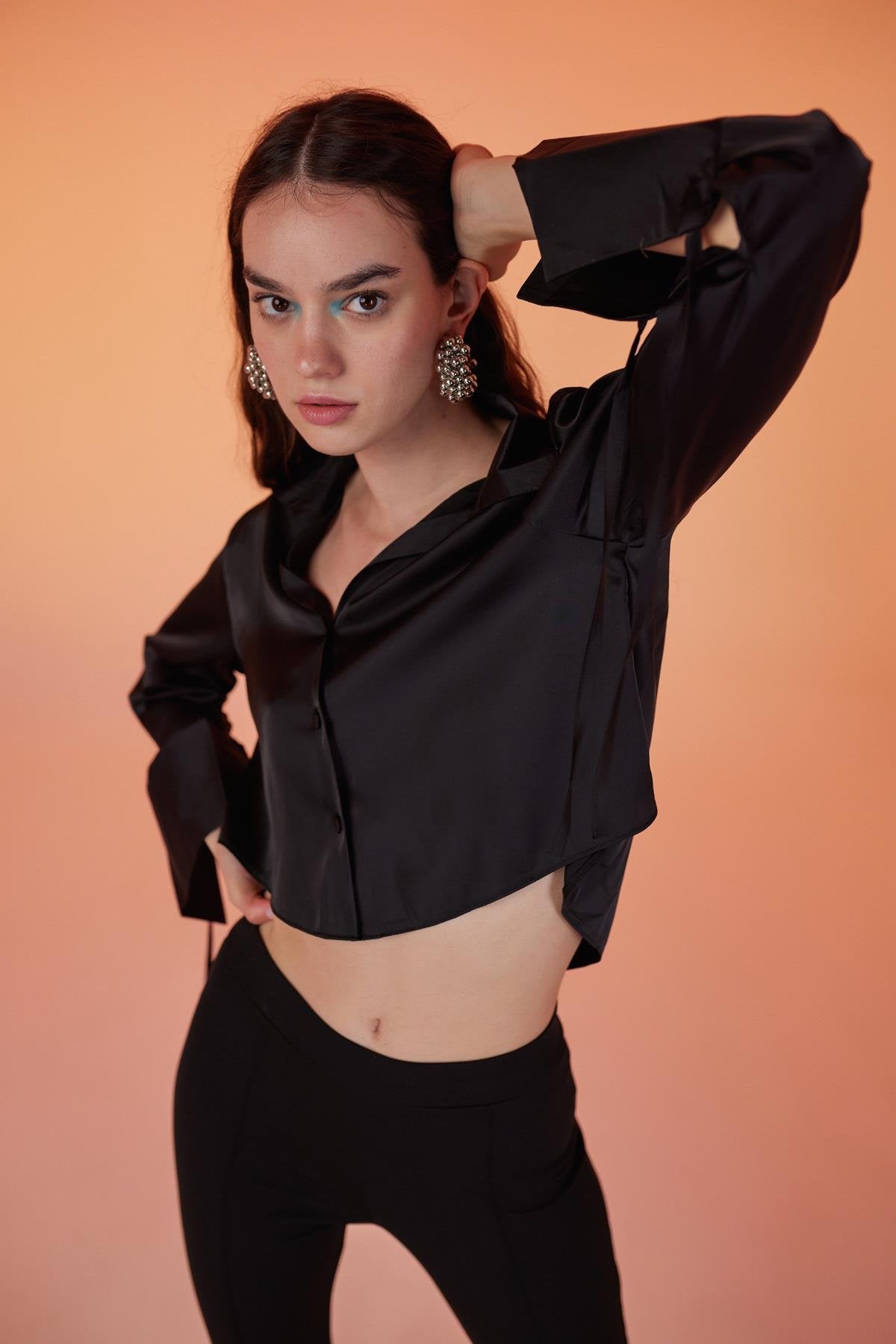 Özel Dokulu Saten Crop Silky Gömlek Siyah