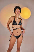 Özel Yapım Parlak Kumaşlı H Aksesuarlı Üçgen Ivory Bikini Üstü Siyah